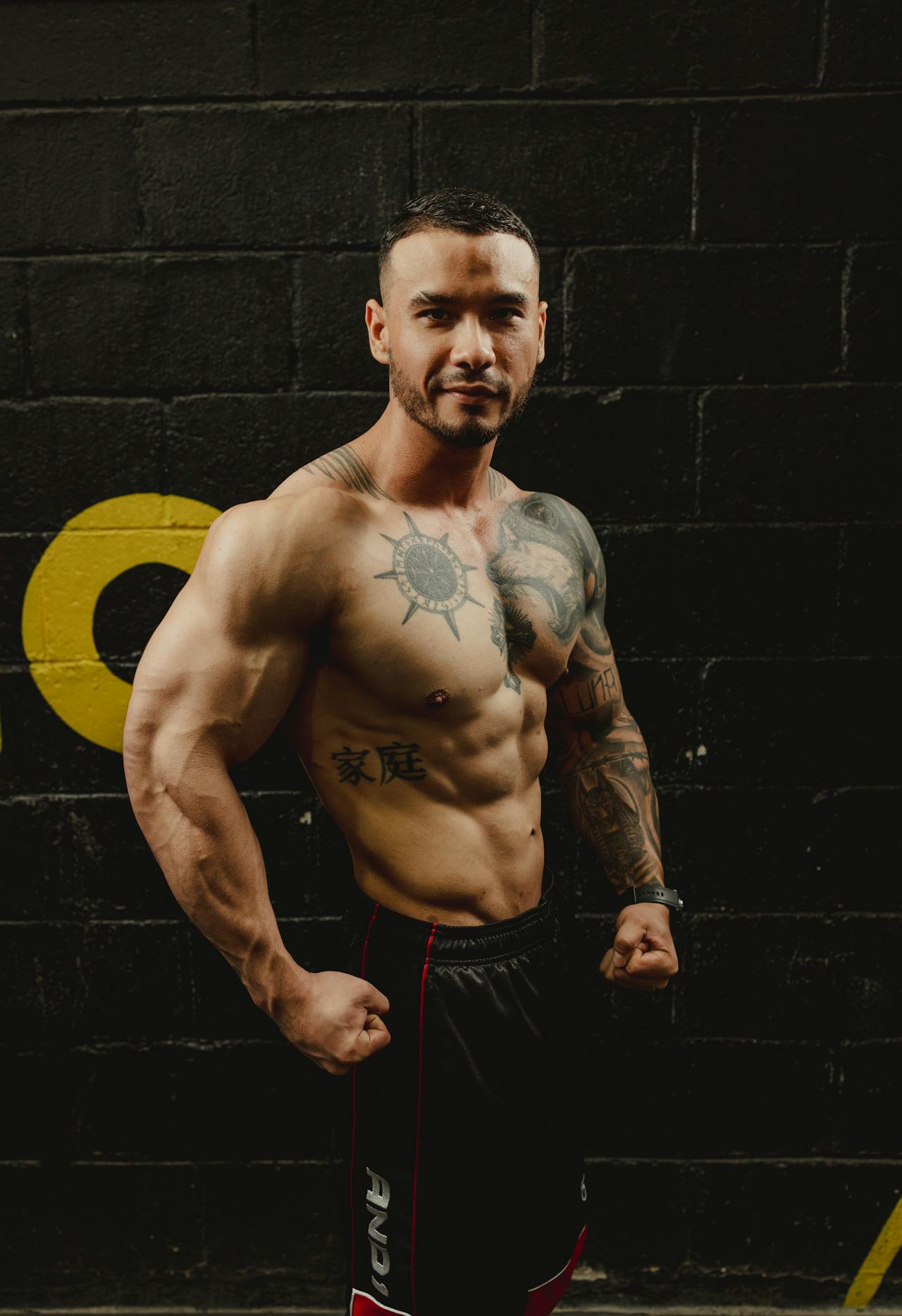 Gespierde man in urban gym