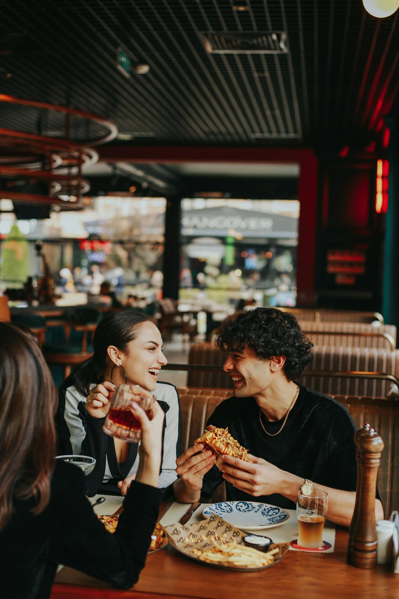 Vrolijke vrienden delen friet en bier in een restaurant